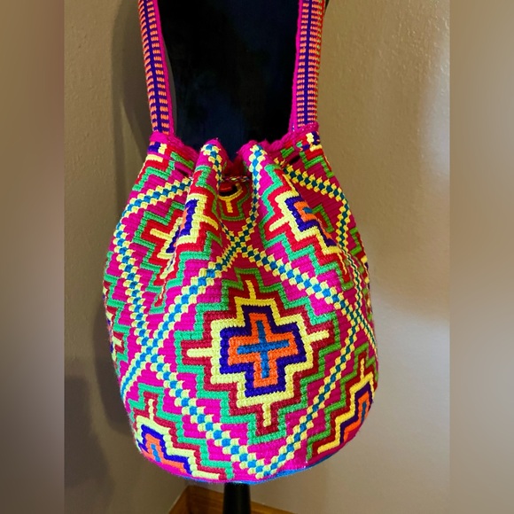 Authentic handwoven Colombian Mochila made by the Wayuu tribe in La Guajira. - Picture 6 of 7